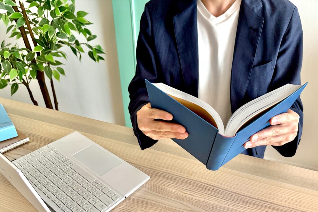 本や資料を読むビジネスマン
