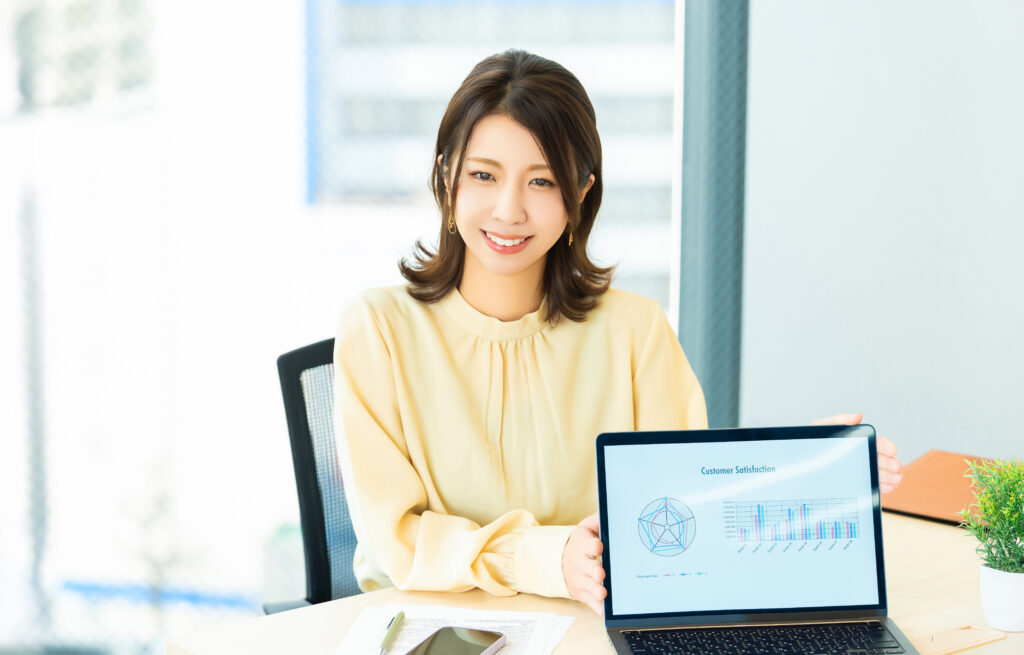 資料を説明する女性
