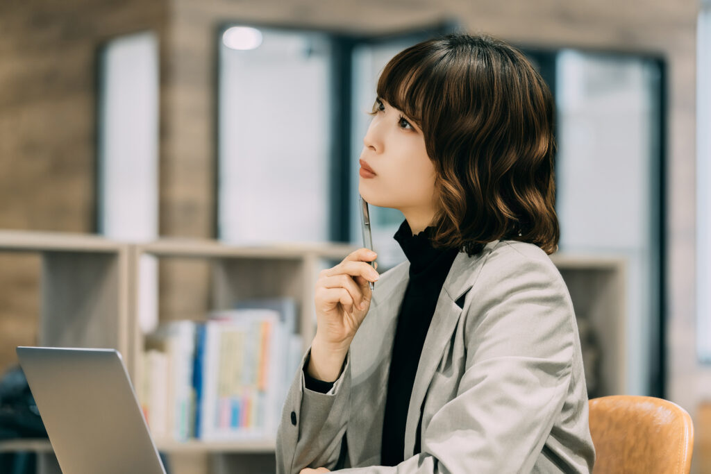 考えごとをする女性