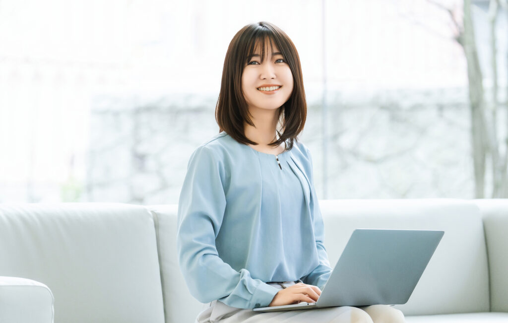 パソコンを使う女性・ビジネスウーマン