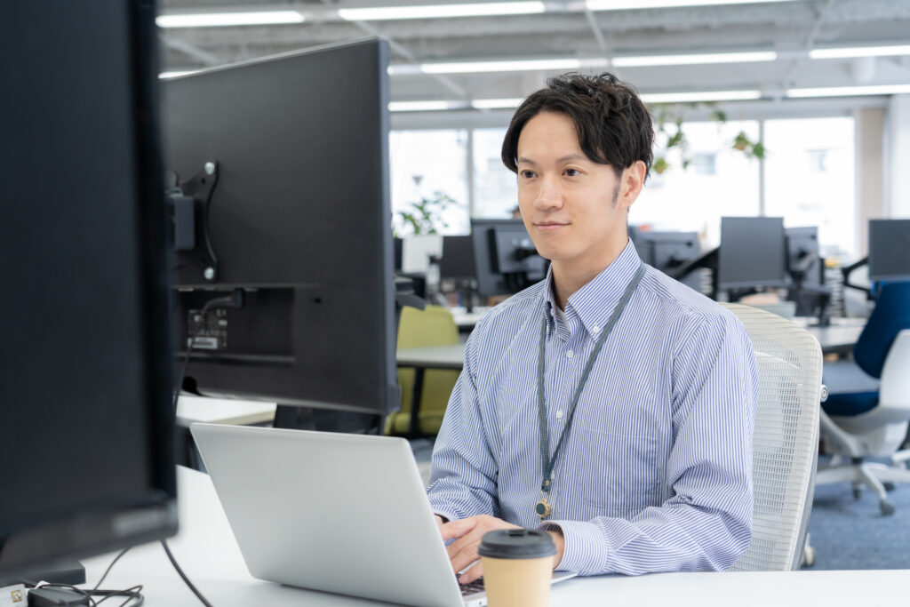 オフィスカジュアルの若い男性エンジニア