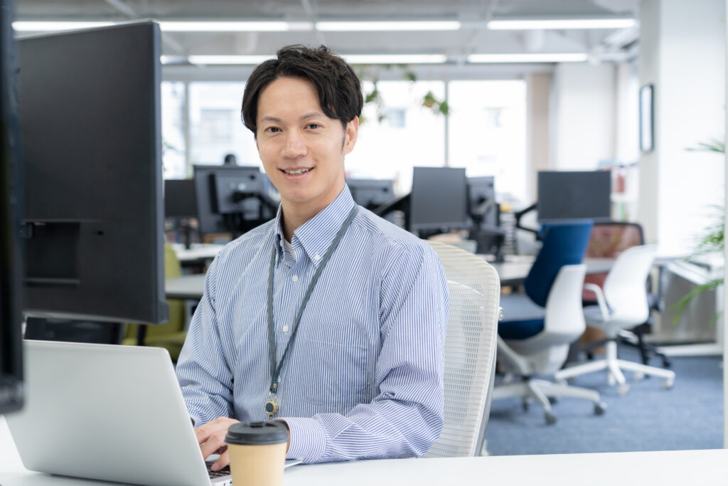 オフィスカジュアルの若い男性エンジニア