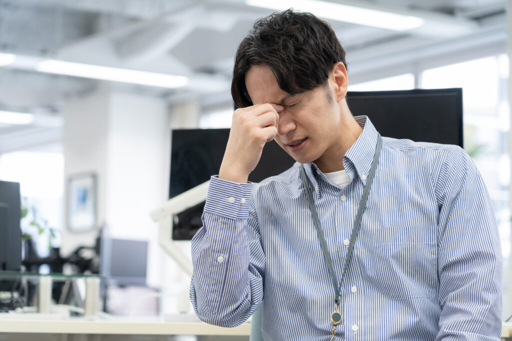 体調の悪い若い男性エンジニア