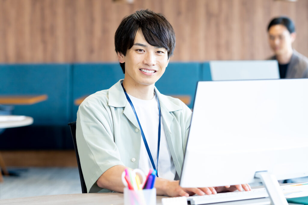 オフィスで働く若いビジネスマン