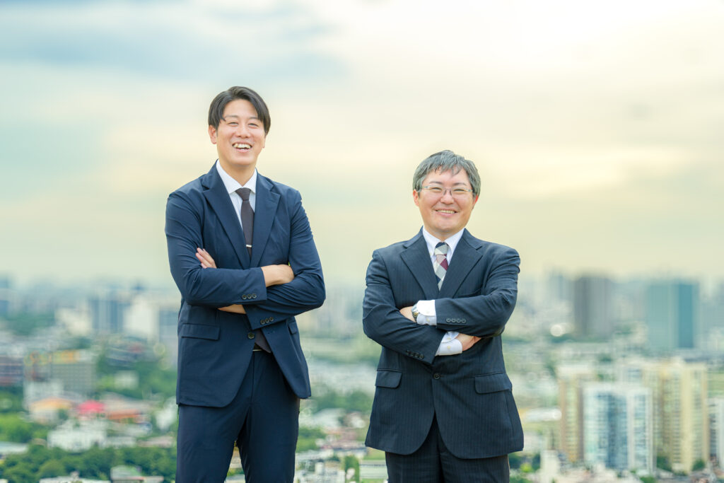 街並みと腕組みするビジネスマン