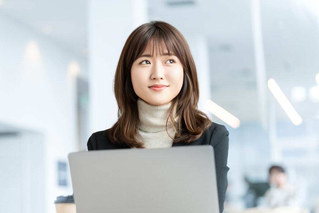 パソコンを使う女性