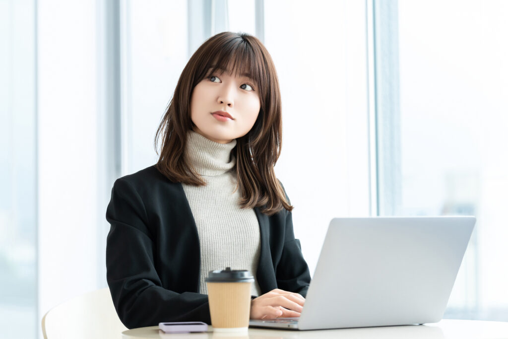 パソコンを使う女性