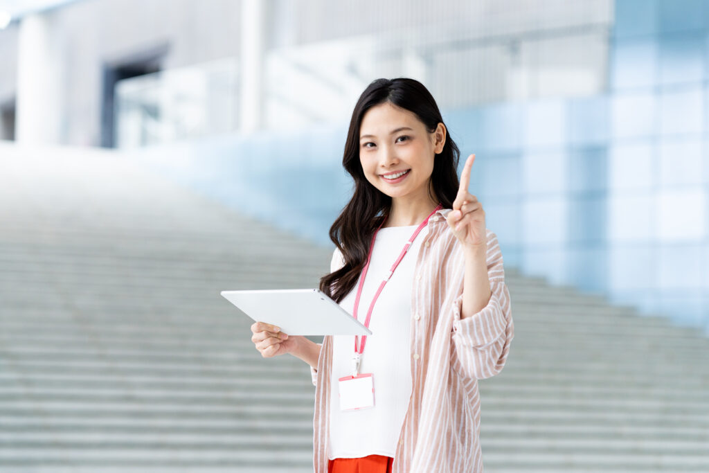 オフィスで働くビジネスウーマン