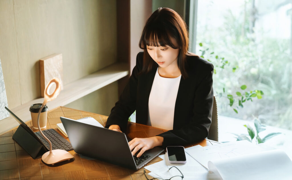 オフィスでパソコンを使う女性