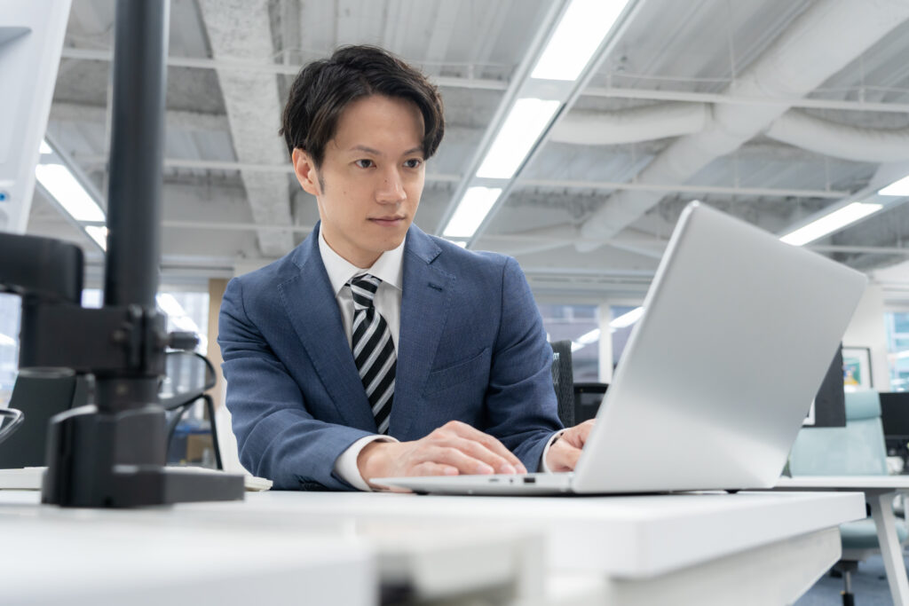 オフィスで仕事をする若いビジネスマン