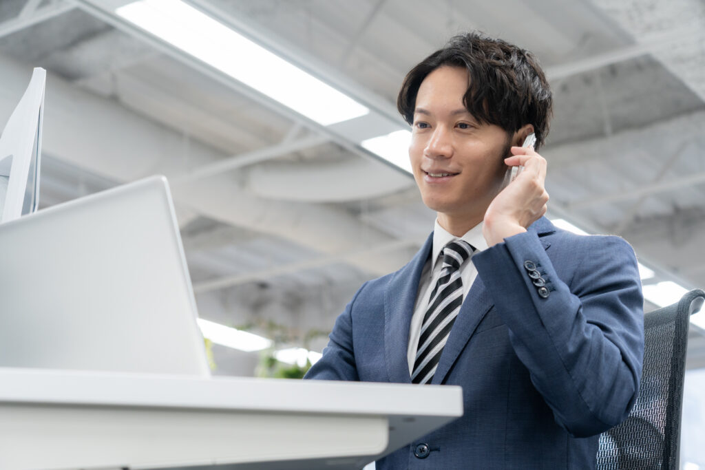 オフィスで仕事をする若いビジネスマン