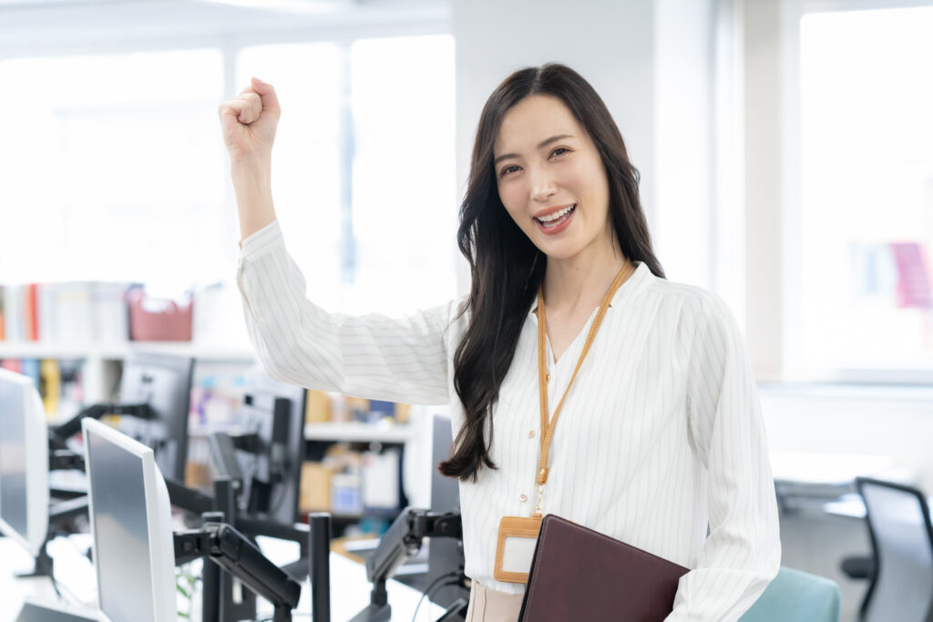 オフィスカジュアルの若い女性エンジニア