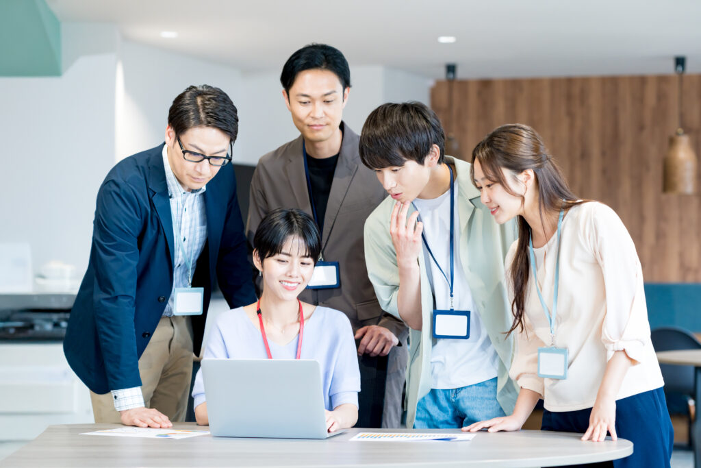 打ち合わせするビジネスパーソン