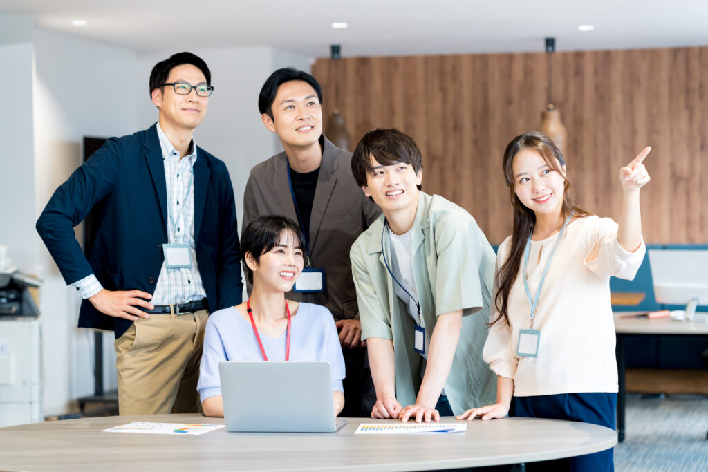 打ち合わせするビジネスパーソン