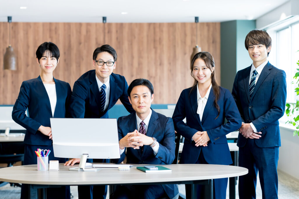 オフィスで働くビジネスパーソン