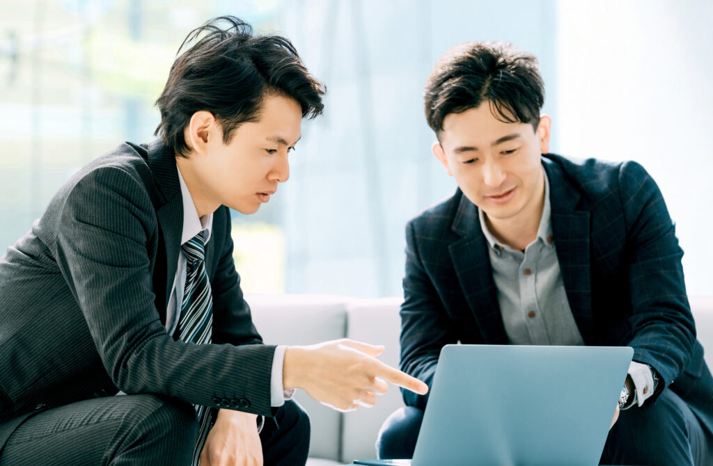 打ち合わせをする2人の男性ビジネスマン