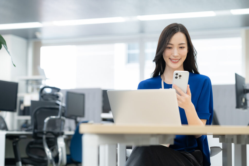 オフィスカジュアルの若い女性エンジニア