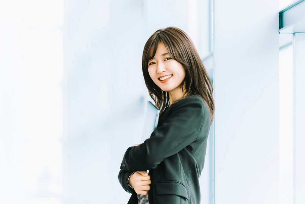 パソコンを持つ女性