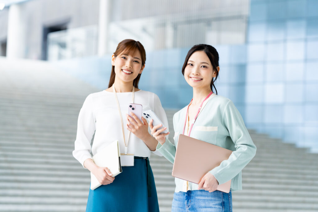 オフィスで働くビジネスウーマン