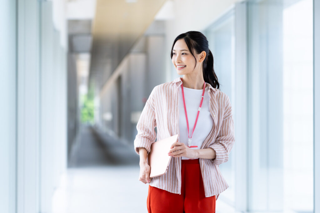 オフィスで働くビジネスウーマン