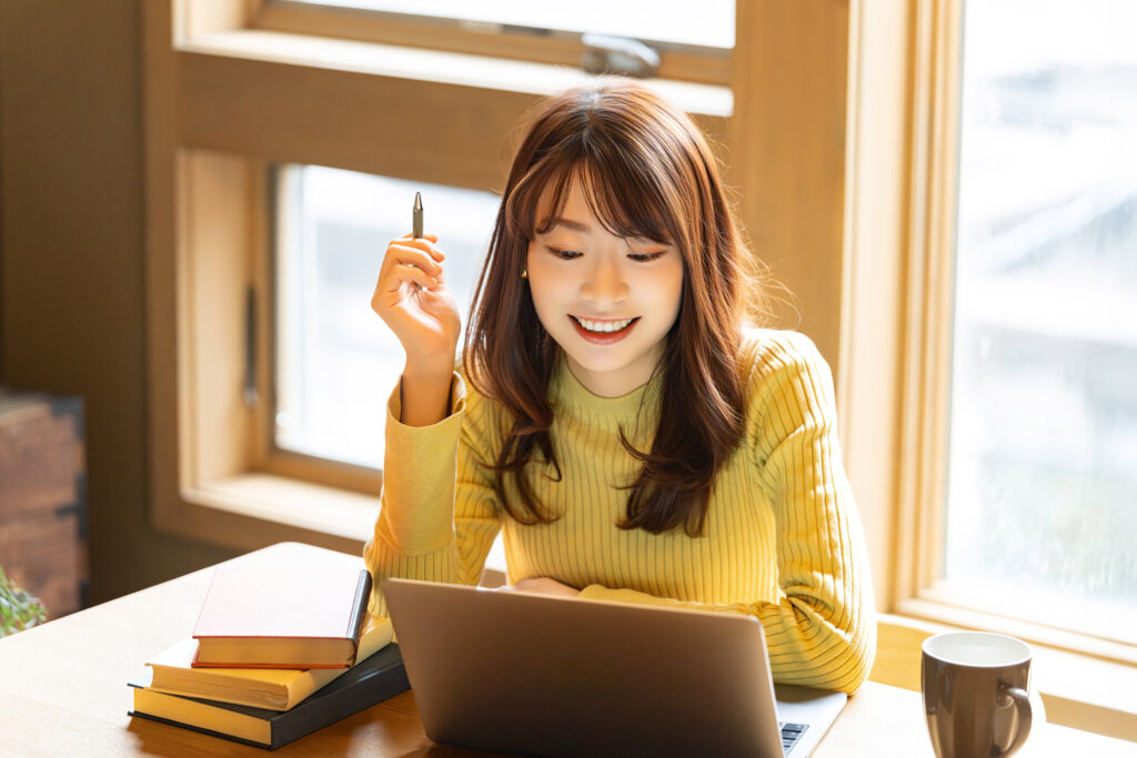 パソコンを使う女性