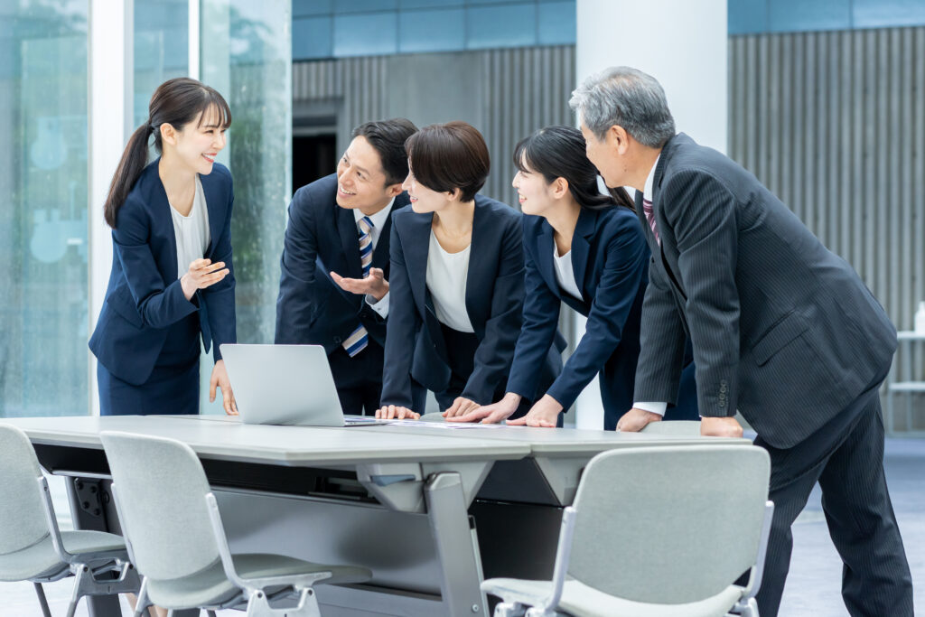 打ち合わせするビジネスパーソン