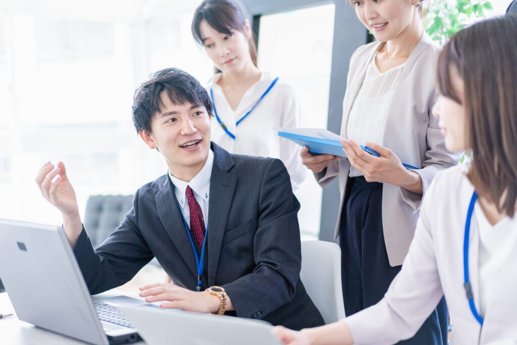 楽しくオフィスで働くビジネスパーソン