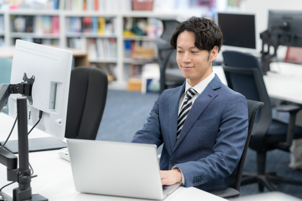 オフィスで仕事をする若いビジネスマン