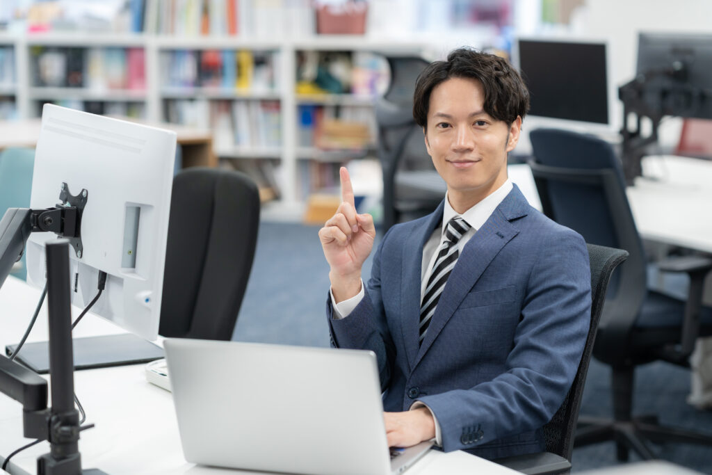 オフィスで仕事をする若いビジネスマン