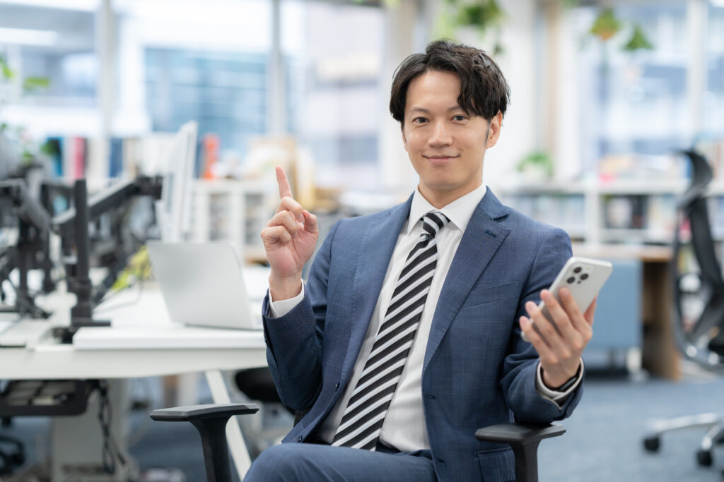 スマホを持つ男性ビジネスマン