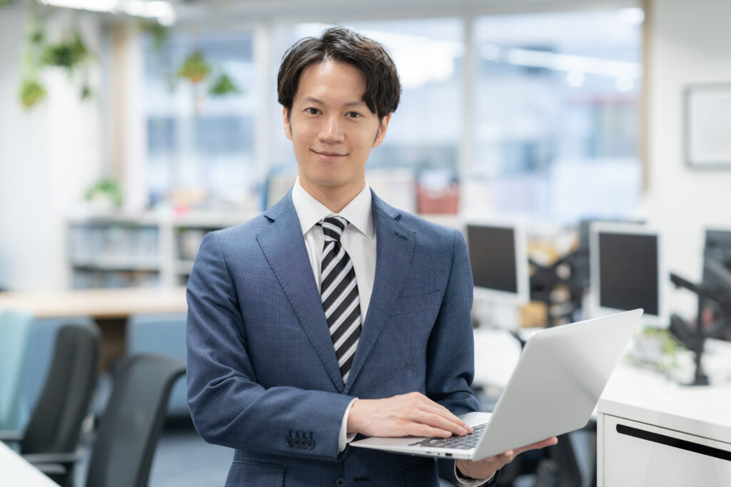 オフィスで働く男性