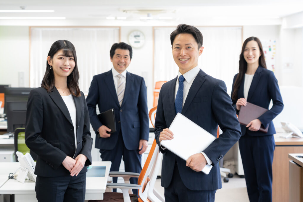 オフィスで仕事をする男女のビジネスマン