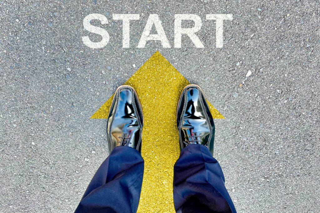 新しい一歩を踏み出す男性の足元