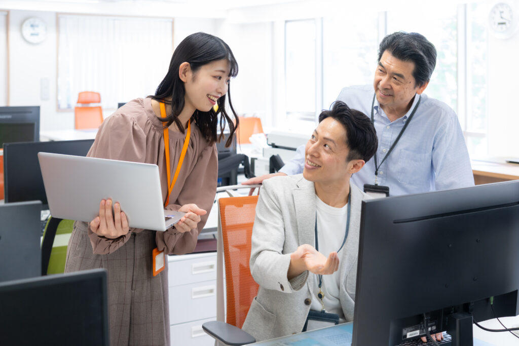 オフィスで働く男女のエンジニア