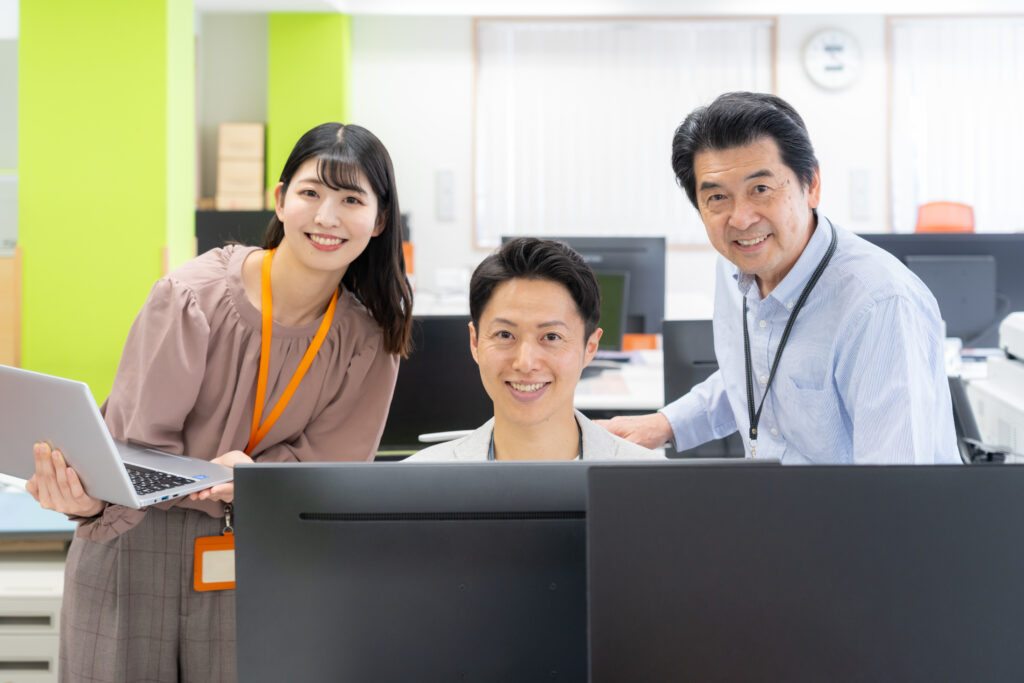 オフィスで働く男女のエンジニア