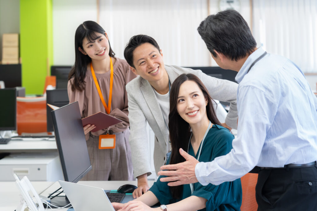 オフィスで働く男女のエンジニア