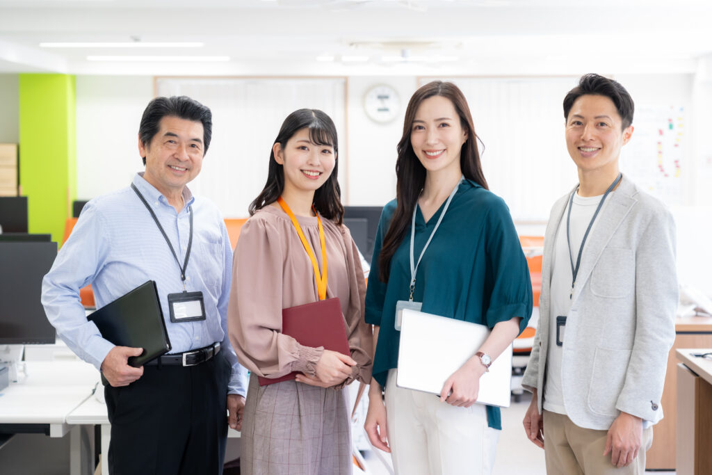 オフィスで働く男女のエンジニア