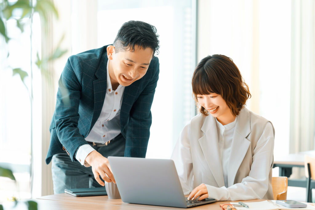 ミーティングをする男女2人のビジネスマン