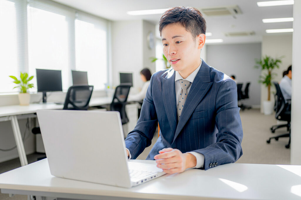 働くスーツ男性