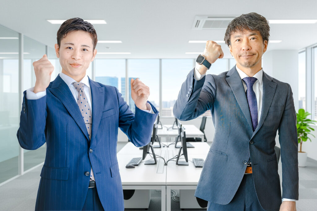 ガッツポーズするビジネスマン達