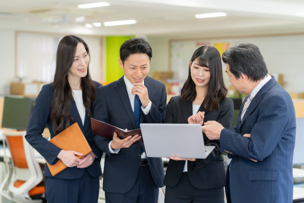 会議をする男女のビジネスマン