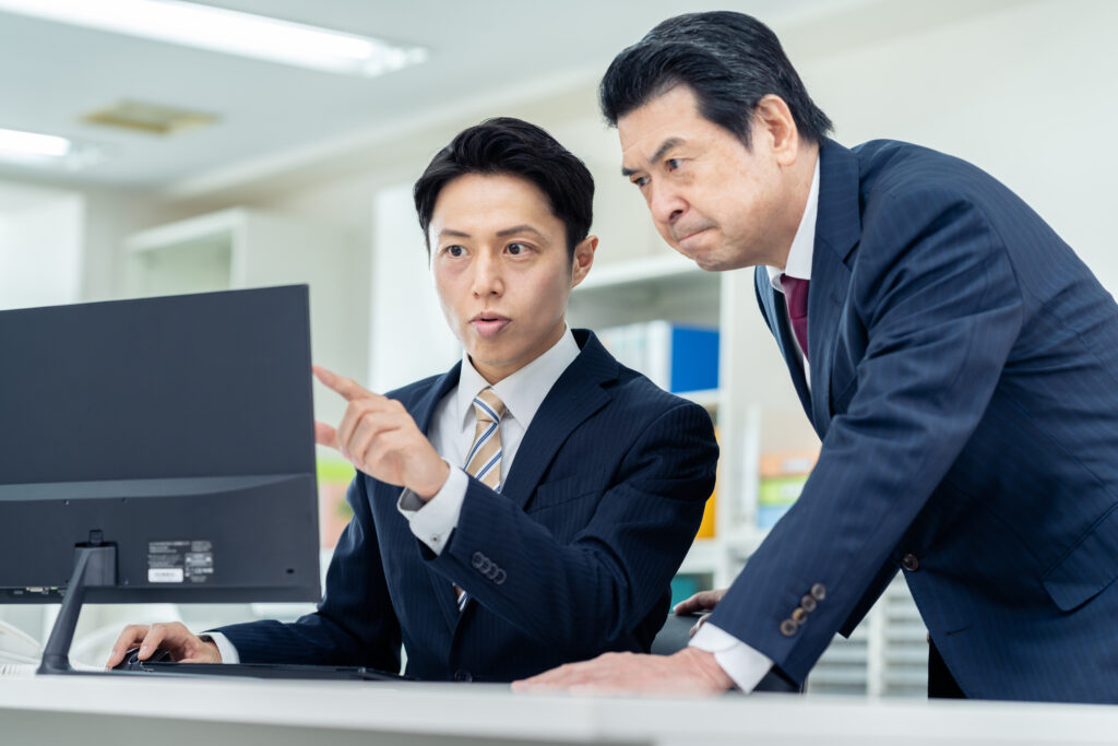 オフィスで働くビジネスマン