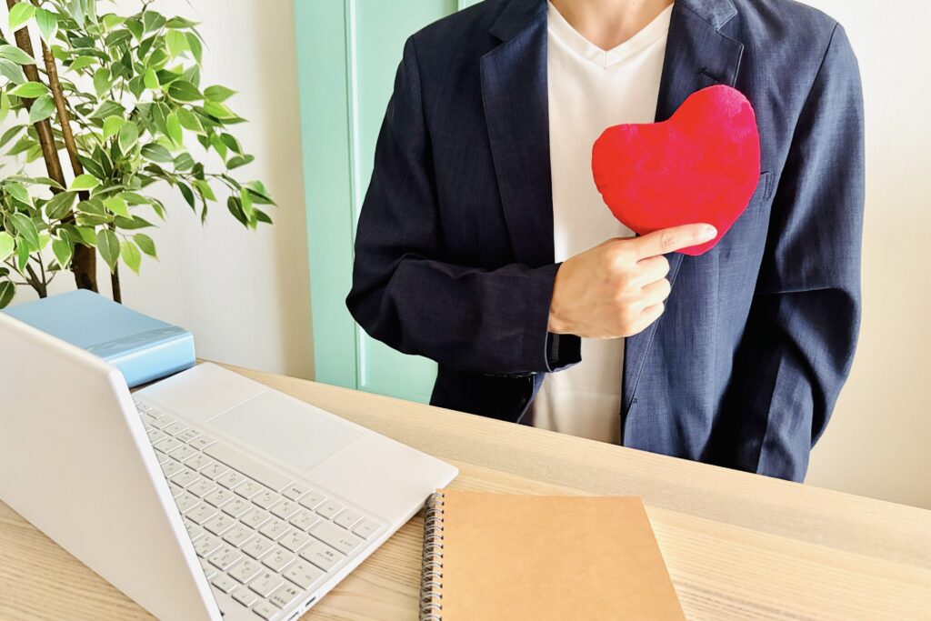 ハートを胸に持つビジネスマン