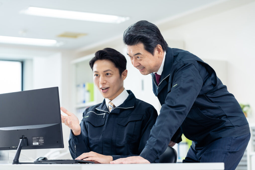 オフィスで働くエンジニア