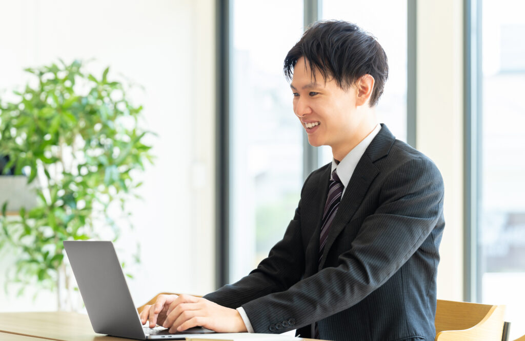 デスクワークをする男性