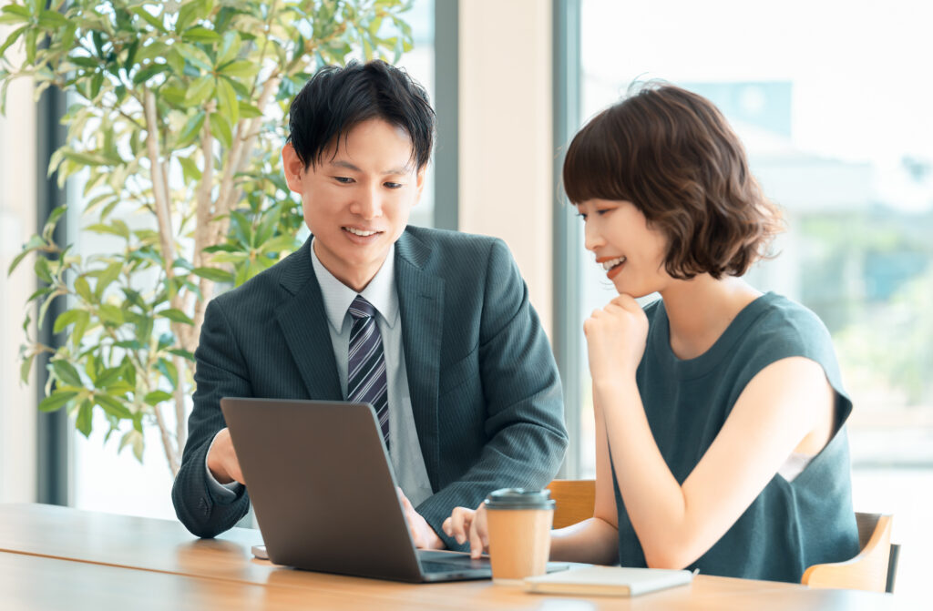 ミーティングをする男女2人のビジネスマン