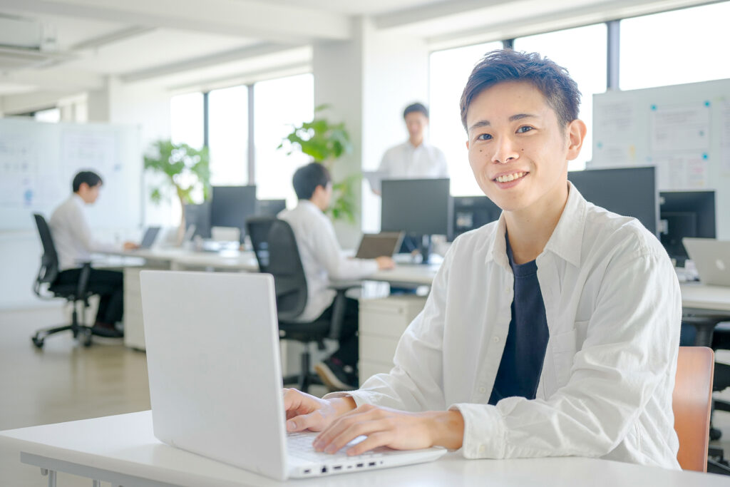 オフィスで働く男性