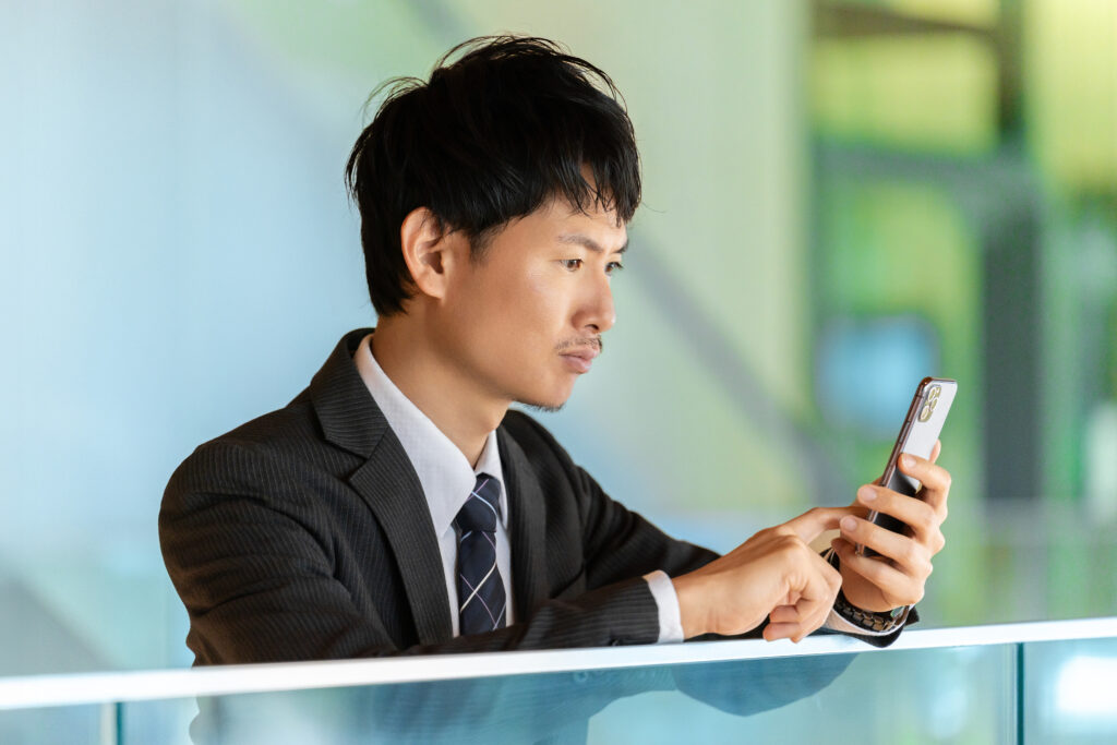 考える男性ビジネスマン