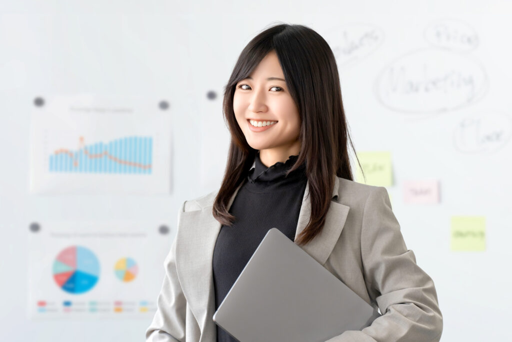 パソコンを持つ女