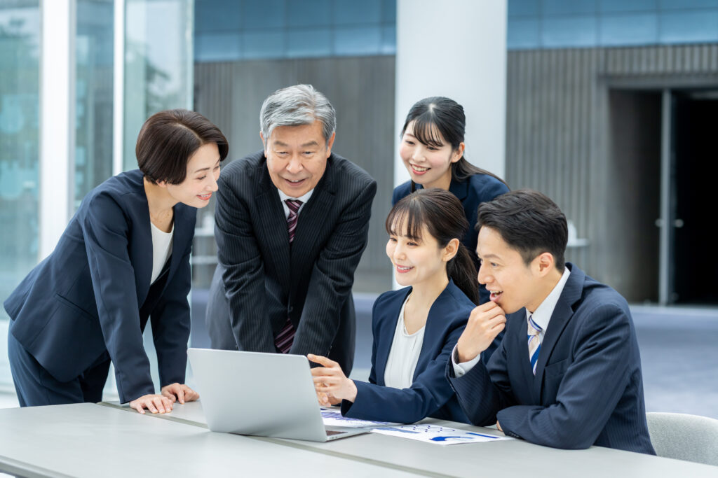 打ち合わせするビジネスパーソン